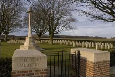 La ville fut largement victime de la premire Guerre Mondiale. Combien de cimetires militaires y a-t-il sur la commune ?