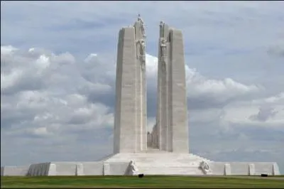 Prs de Thlus, le 'Memorial de Vimy', clbre donc ces soldats trangers morts pendant la Premire Guerre, notamment lors d'une bataille o ceux-ci ont conquis la colline de Vimy. C'tait en :