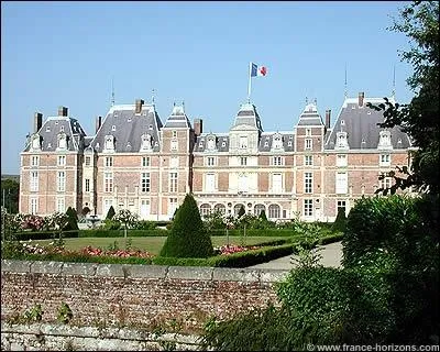 Dans la petite ville d'Eu, il est possible que certains rient lorsqu'ils le voient arriver...