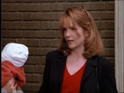 Surtout connue pour son rle de Lorraine McFly, elle est ici Caroline, une jeune femme que Joey et Chandler drague grce  Ben. Qui est-elle ?