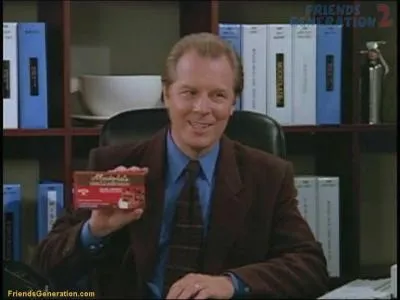 Il a jou en tant que Perry White dans Smallville ou encore Morris Fletcher dans X-Files. Ici, il engage Monica pour promouvoir 'Mocolat'. Qui est cet acteur ?