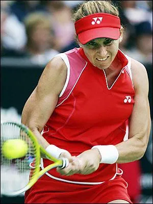 Quelle joueuse de tennis a t blesse au poignard  Hambourg en 1993 au milieu d'un match ?