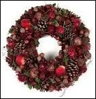 En dcembre, dans les pays anglo-saxons, on suspend des objets symbolisant le soleil et le cycle de l'anne. Il s'agit...