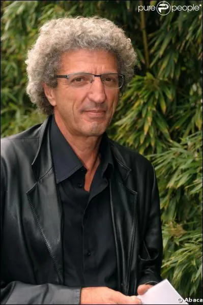 Spcialiste des films collgiaux, cet assistant de Lelouch a assur la mise en scne des 10 commandements. C'est... .