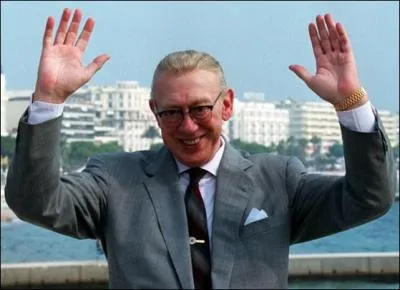 Dans le dernier épisode, Derrick meurt.