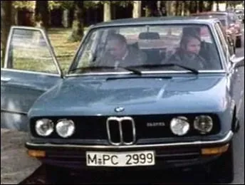 Quelle marque de voiture l'inspecteur Derrick conduit-il toujours ?