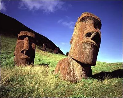 Comment s'appellent ces gigantesques statues qui parsment l'le ?