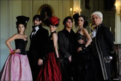 Qui est  gauche de Melissa Mars ?