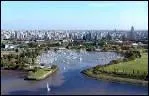 La ville est un port s'ouvrant sur le rio de la Plata, expression signifiant 'fleuve...