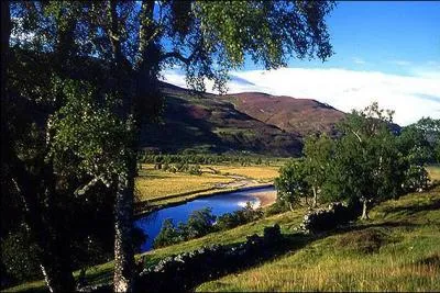 Le pays est spar en deux 'territoires'. Les Highlands et les :