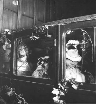 Comment s'appelle cette uvre ralise par Salvador Dali pour l'exposition internationale du surralisme, o l'on voit un buste de femme envahi par des escargots ?