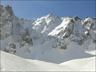 Autre sommet du Mercantour le Mont Tnibre a une altitude de 3031m. Il est  la frontire :