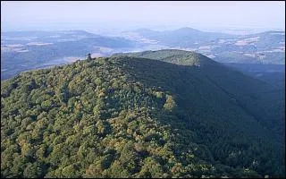 A 821m le sommet du Mont Beuvray abritait la ville-oppidum de Bribracte et c'est l que Vercingtorix fut proclam chef des Gaules. Le Mont Beuvray est en ...