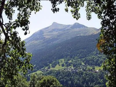 Dominant Megve  l'est et les Contamines-Montjoie  l'ouest, le Mont Joly offre une vue unique sur le massif de Mont Blanc, la Vanoise, le Beaufortain et les Ecrins. Dans quel dpartement est-il ?