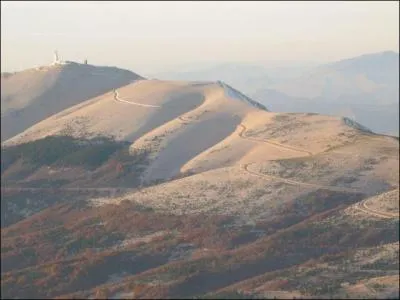 Il est surnomm le Mont Chauve ou le Gant de Provence. C'est une des ascensions mythiques du Tour de France cycliste. C'est le Mont :