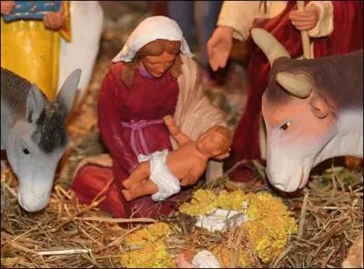 Entre les roses et les lys/ Dort, dort, dort le petit fils/ Mille anges divins, mille sraphins/ Volent  l'entour de ce grand dieu d'amour.  C'est...