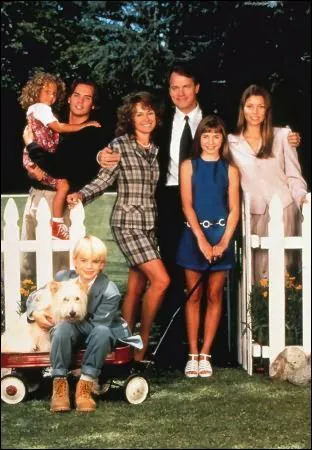 Comment s'appelle la famille de la srie '7  la maison' ?