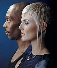 Elle a dbut en participant aux morceaux d'un groupe dont son frre, Rollo, est l'un des leaders. Il s'agit de :