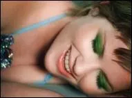 Quelle srie permit  Dido de se faire connatre en utilisant son premier titre 'Here With Me' pour son gnrique ?