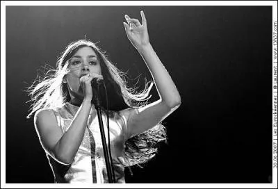 Quel est le genre des chansons qu'elle produit ?