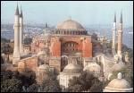 Ste-Sophie de Constantinople a t difie au VIe s. par Anthmios de Tralles et Isidore de Milet. Les minarets ont t construits au XVe s. par les Turcs.