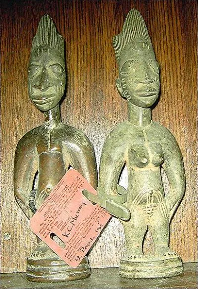 Quelle ethnie fabrique ces statues aux yeux si typiques ?