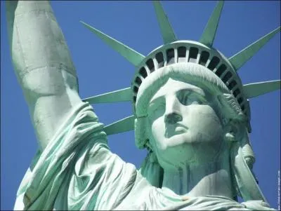 En 1886  New-York est inaugure la statue de la Libert. Cette oeuvre a t offerte par la France aux Etats-Unis. Bartholdi a ralis la statue avec l'aide d'un autre artiste. De qui s'agit-il ?