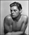 Marion Michael Morrison, est le vrai nom de Johnny Weismuller, nageur amricain, qui interprta Tarzan  l'cran.