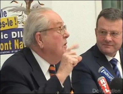 Comment Jean-Marie Le Pen a-t-il attaqu Sophie Marceau qui a refus de partager le mme journal tlvis ?