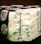 Quel est ce fromage au lait de vache  pte persille sous une crote grise naturelle, marque de rouge ?