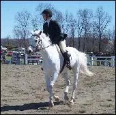 La bonne position des pieds dans les triers est :