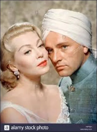 Elle tombe amoureuse du fils d'un maharadjah (Richard Burton) dans