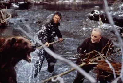 Deux hommes, qui s'affrontent pour la mme femme, s'crasent dans le Grand Nord et vont alors tenter de survivre, mais leur rivalit va les mener l'un contre l'autre dans une lutte sans merci :