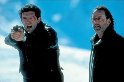 Dans une adaptation d'un roman de J. C. Grang, le commissaire Niemans doit rsoudre une affaire criminelle mystrieuse dans la ville universitaire de Guernon en montagne :