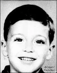 Qui est ce petit garon souriant ?