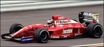 Qui est le constructeur de cette voiture de 1992 ?