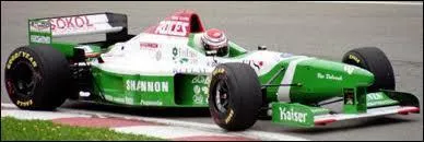 Qui est le constructeur de cette voiture de 1996 ?