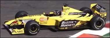 Qui est le constructeur de cette voiture de 1999 ?