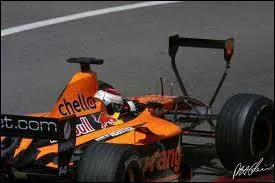 Qui est le constructeur de cette voiture de 2001 ?