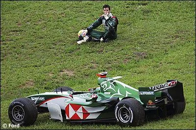 Qui est le constructeur de cette voiture de 2004 ?