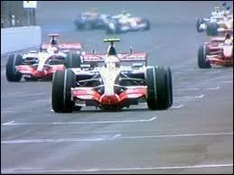 Quelle est cette voiture de 2006 ( au premier plan ) ?