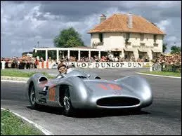 Qui est le constructeur de cette voiture de 1954 ?