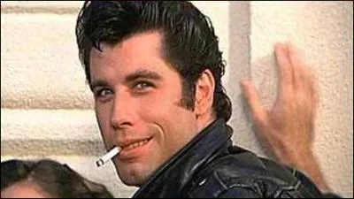 Comment se nomme John Travolta dans 'Grease' ?