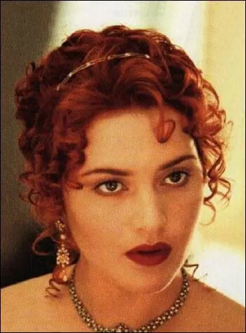 Que fait-elle quand elle est dans le canot de sauvetage du Titanic ?