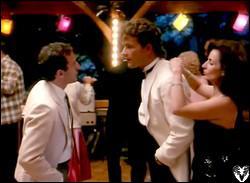 Qui propose de l'argent  Johnny pour donner des cours de danse particulier  sa femme ?