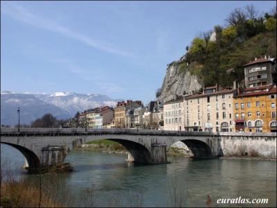Grenoble est le chef-lieu de l'Isre, en rgion Rhne-Alpes. Ses habitants sont les :
