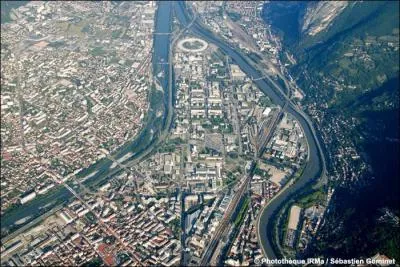 Btie  peu-prs au centre des Alpes franaises, Grenoble est arrose par l'Isre qui conflue dans la ville avec le Drac, un de ses affluents :