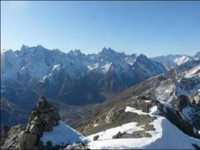Un crivain du XIXe sicle n  Grenoble avait l'habitude de dire qu'au bout de chaque rue de la ville il y a une montagne. Quel est cet crivain ?