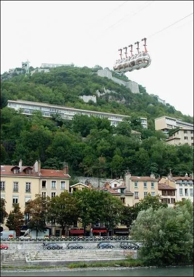 Une ancienne forteresse domine Grenoble  environ 475m. Un tlphrique permet d'y accder depuis le centre ville. Quel est le nom de cette forteresse ?
