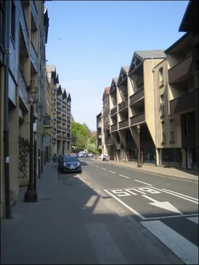 Quels artisans occupaient cette rue au Moyen Age ?